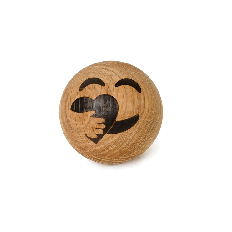 Care : Boule en bois avec Smiley qui tient un coeur par Spring Copenhagen