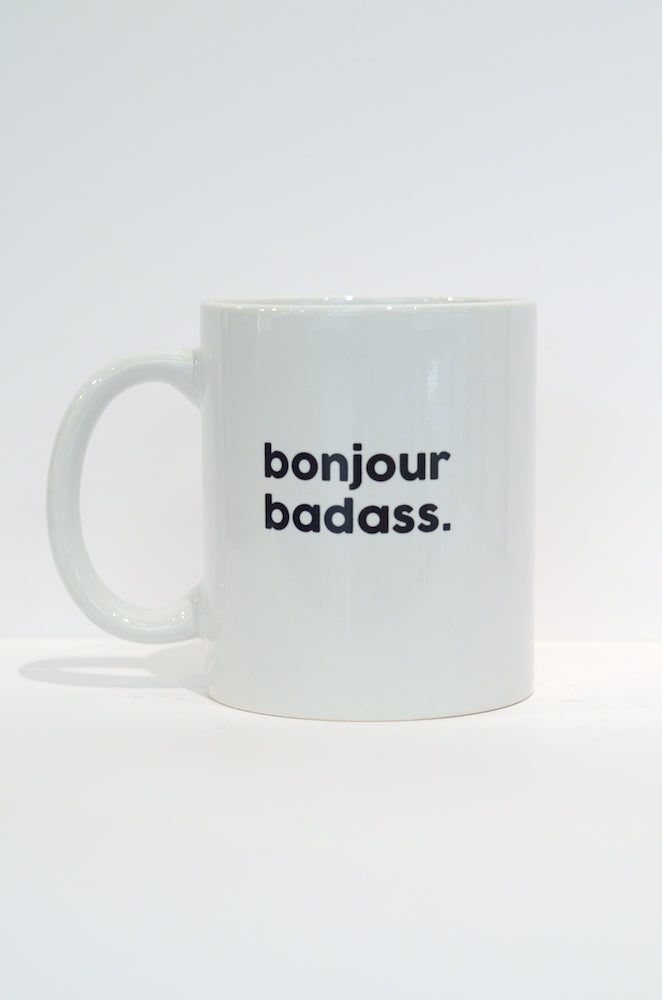 Mug Badass - Tasse en porcelaine blanche - Texte noir Bonjour Badass - Félicie aussi