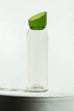 Charger l&#39;image dans la galerie, Debattre/Danser - Carafe en bouteille de vin recyclée - Q De Bouteilles
