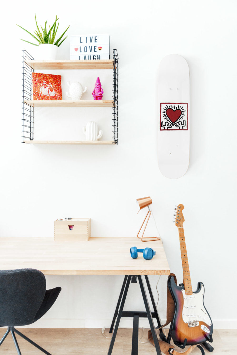 Keith Haring "Heart", planche de skate décorative par The Skateroom