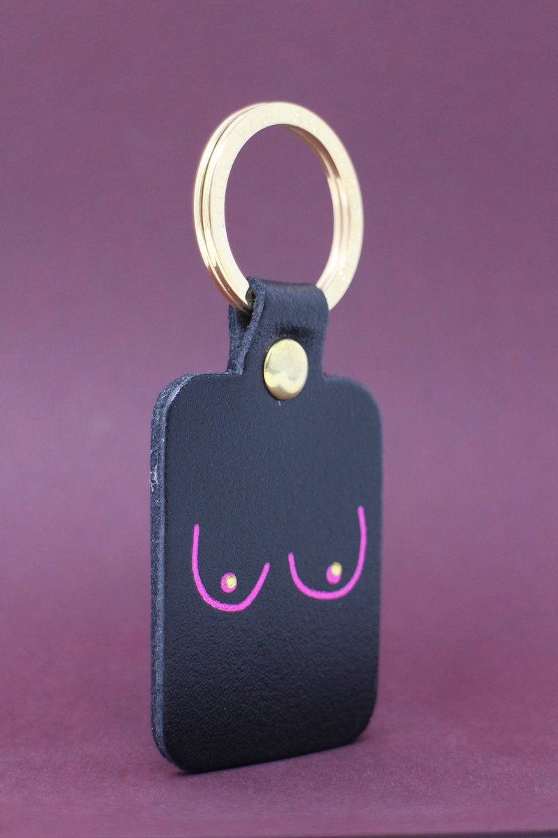 Boob - porte-clés en cuir avec dessin de poitrine par Ark Colour Design