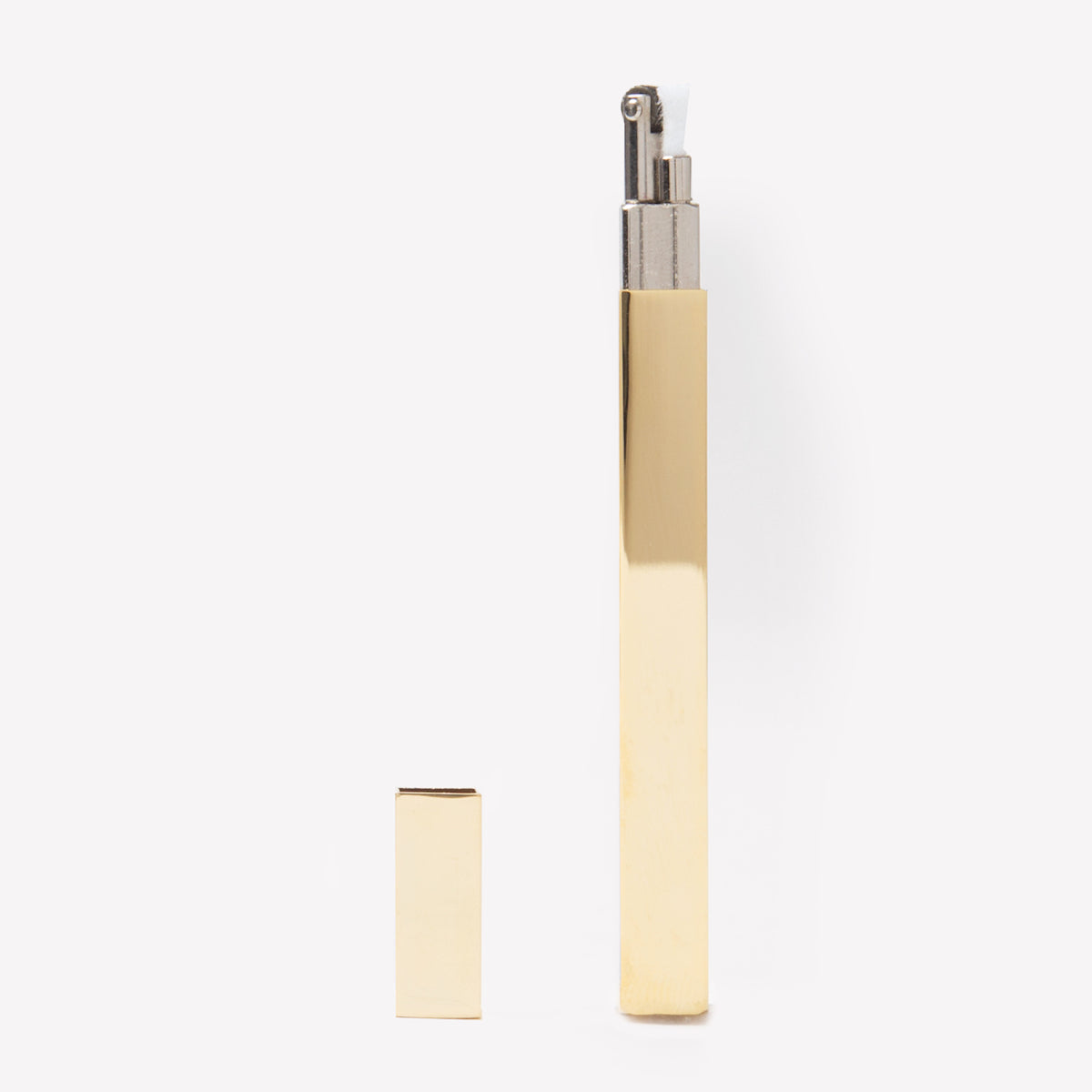 Détail du briquet Tsubota Pearl Queue Gold avec mèche, pierre et bouchon amovible