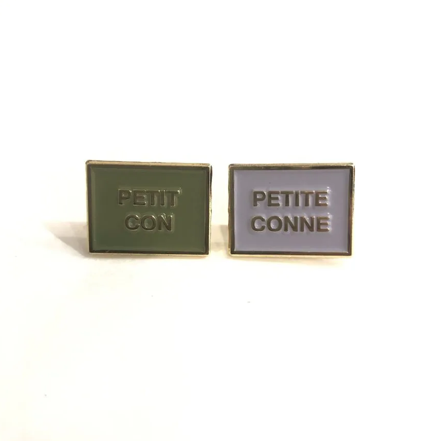 Duo de Pin's Petit Con/ Petite Conne en email, fabriqué en France par Félicie Aussi