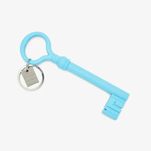 Charger l&#39;image dans la galerie, Turquoise Key - Porte-clés très grande clé silicone - Areaware
