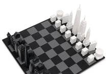 Charger l&#39;image dans la galerie, London VS New-York Edition Black &amp; White - Jeu d&#39;Echecs avec pièces en forme de bâtiments, plateau en bois - Skyline Chess
