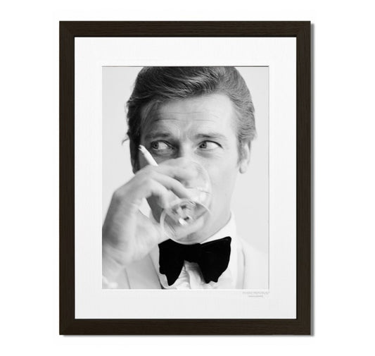 Roger Moore - Tirage photo noir et blanc sur papier canson - Image Republic