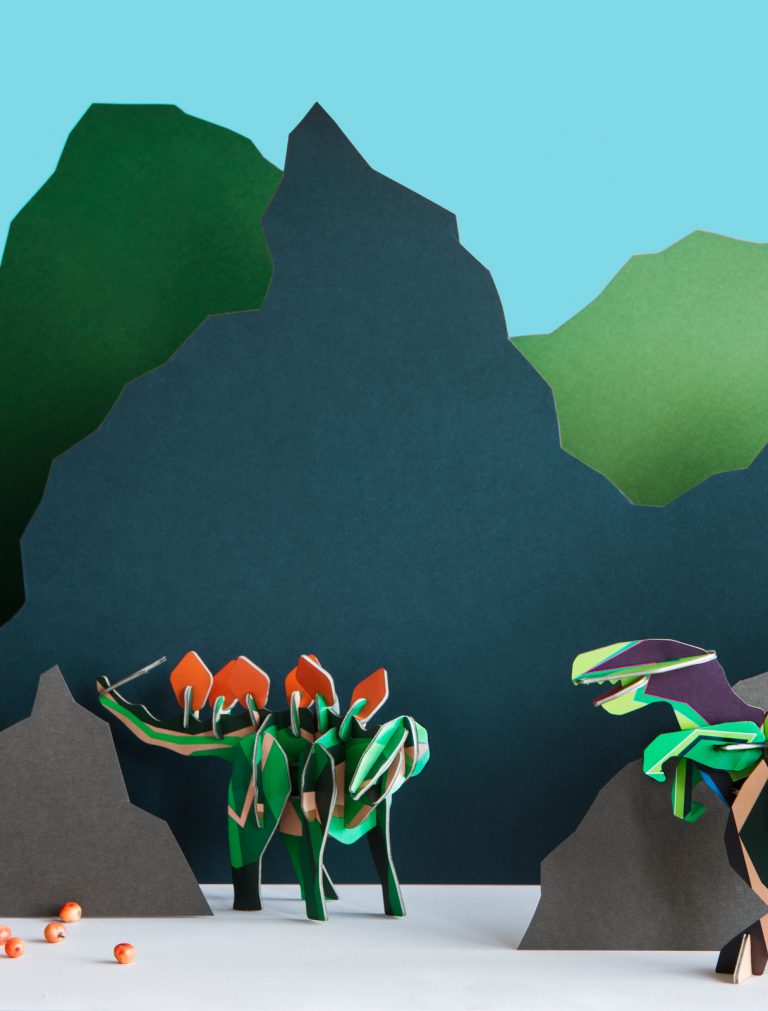 Stegosaure, totem en papier recyclé à monter par Studio Roof