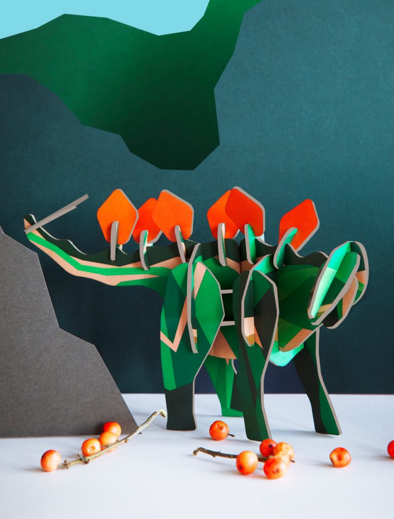 Stegosaure, totem en papier recyclé à monter par Studio Roof