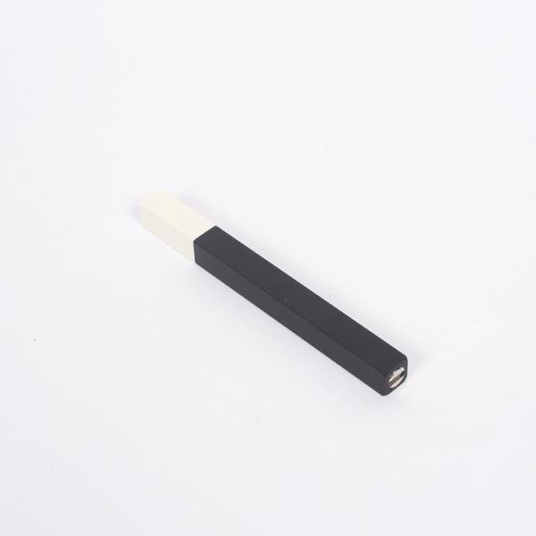 Briquet japonais Tsubota Pearl Queue Noir avec capuchon blanc, détail de la vis